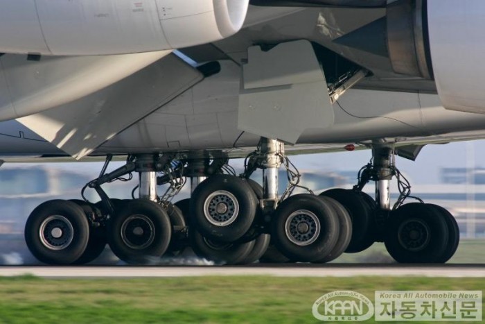 [참고사진] 항공기 전용 래디얼 타이어 ‘에어 X 스카이라이트’ (3).jpg